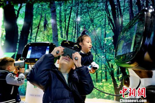 小朋友体验广州动物园VR动物园 程景伟 摄