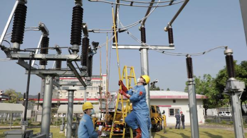 本次演练贴合广州电力应急实战要求，图为供电人员抢修变电站设备