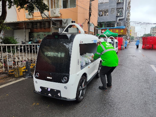 白云区棠景街道，无人车正在协助转运抗疫物资.jpg