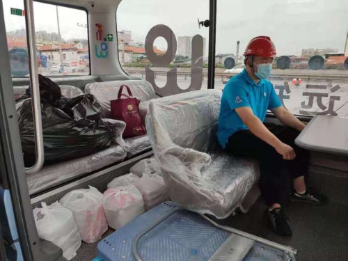 工作人员跟随物资一起过桥到荔湾区