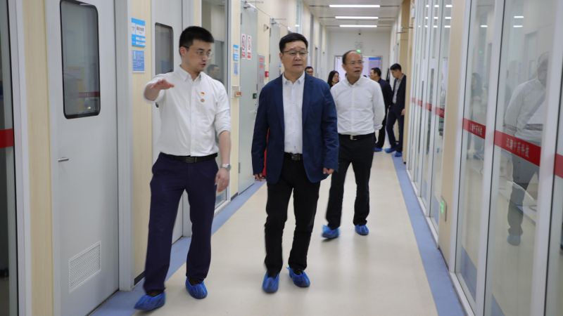 12.4市工信局综合与政策法规处党支部赴广药采芝林开展主题党日和调研活动_副本.png