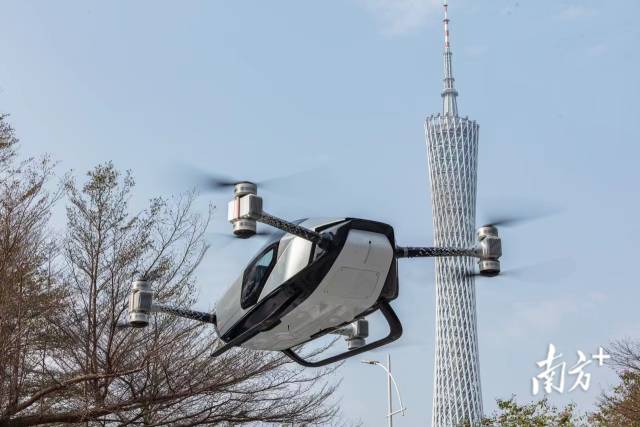 示范飞行的旅航者X2顺利完成城市CBD“天德广场-广州塔”区域的低空飞行。资料图片