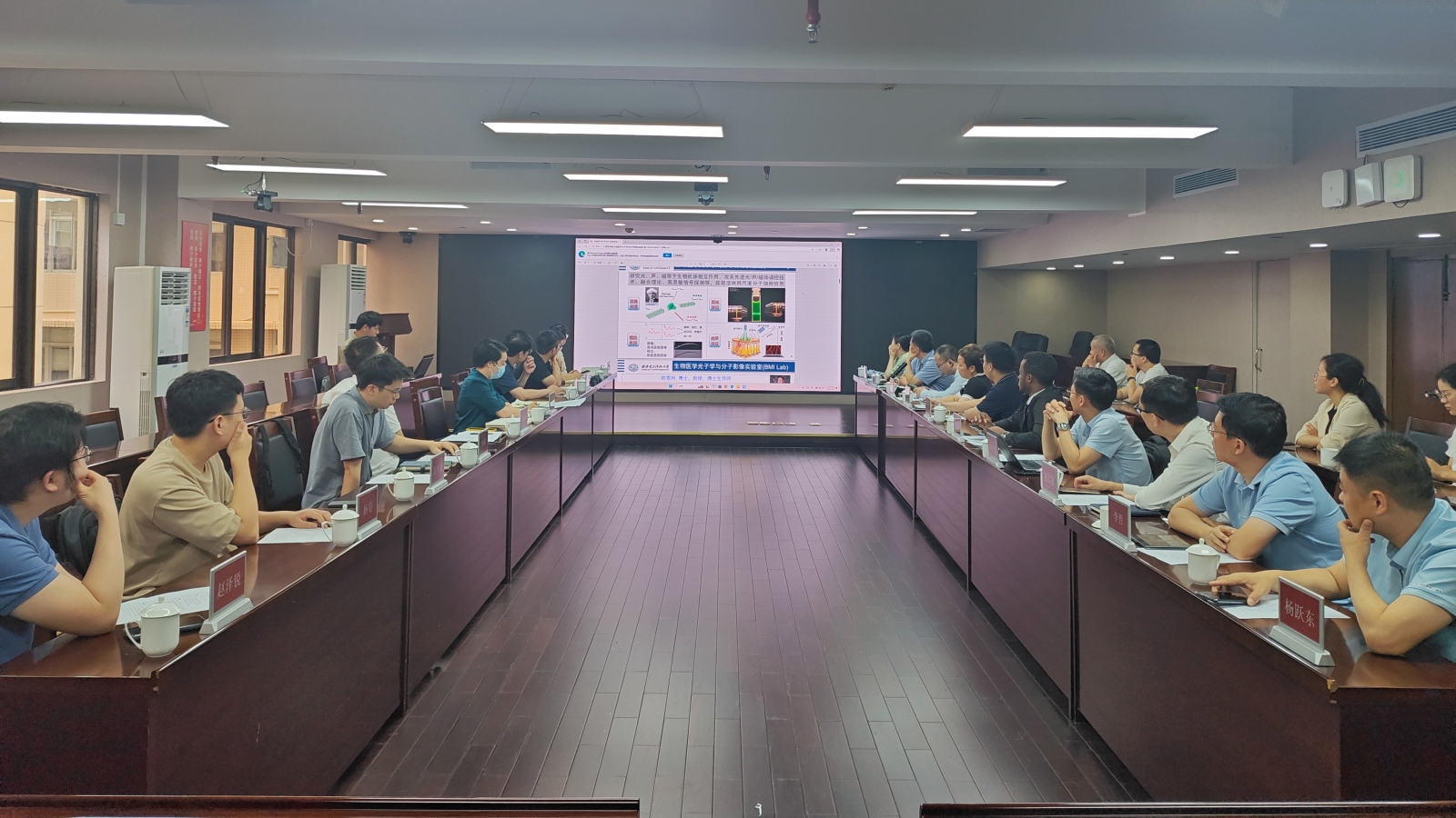6.3“广聚群链 湾区起航”——广州市战略性产业集群供需对接（AI+生物医药企业专场）活动顺利举行_副本.jpg